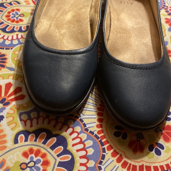 Blue Naturalizer flats. Well cushioned insoles, no slide soles  simple, classic - Picture 5 of 5